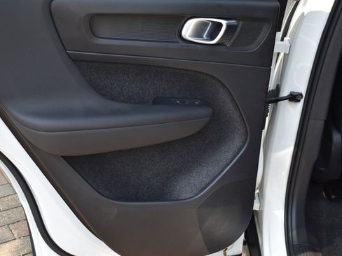 Used 2022 Volvo XC40 T5 Momentum w/ Premium Package image 37