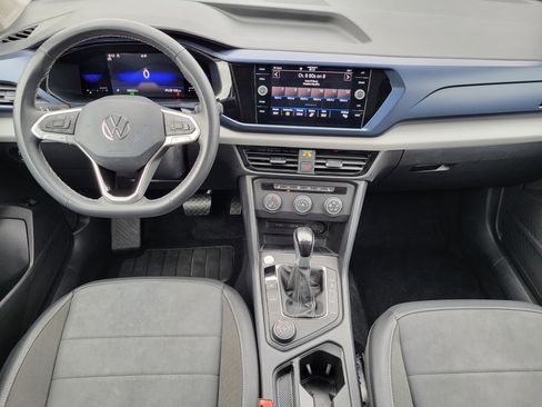 Used 2022 Volkswagen Taos SE w/ Panoramic Sunroof Package image 10