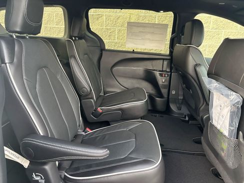 New 2026 Chrysler Pacifica Limited FWD image 33