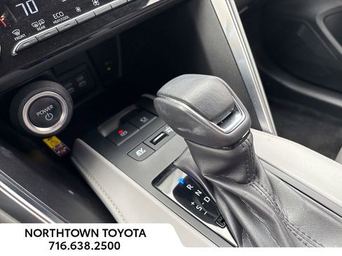 Used 2023 Toyota Venza LE image 15