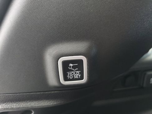 Used 2023 Jeep Grand Cherokee Altitude image 17