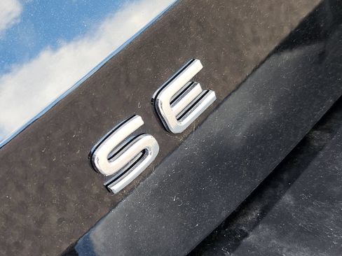 Certified 2025 Volkswagen Taos SE AWD/4WD image 8