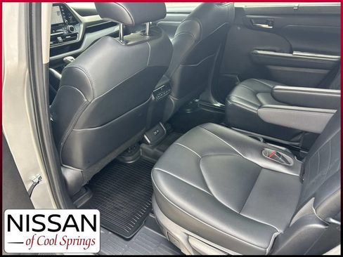Used 2021 Toyota Highlander XLE FWD image 21