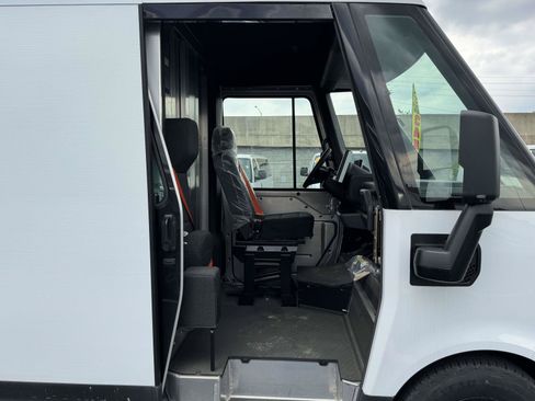 Used 2024 Chevrolet Brightdrop 600 w/ Commercial Equipment Package AWD/4WD image 16