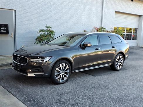 Certified 2021 Volvo V90 T6 Cross Country w/ Climate Package image 10