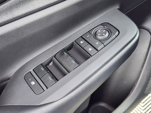 Used 2025 Toyota Prius Plug-In Hybrid image 17