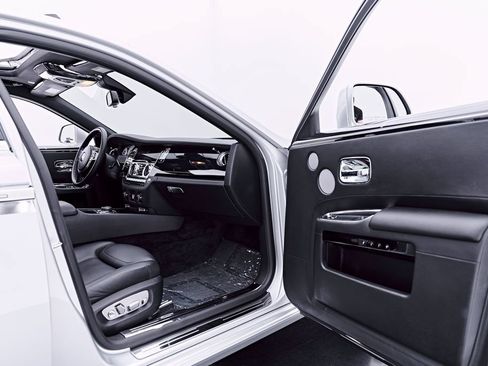Used 2015 Rolls-Royce Ghost RWD image 37