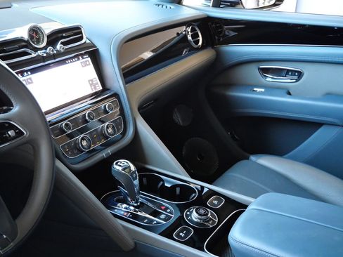 Used 2022 Bentley Bentayga AWD/4WD image 14