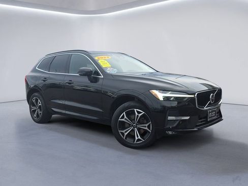 Used 2022 Volvo XC60 B5 Momentum w/ Climate Package image 2