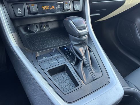 Used 2021 Toyota RAV4 XLE Premium image 6