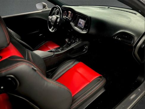 Used 2019 Dodge Challenger SXT RWD image 11
