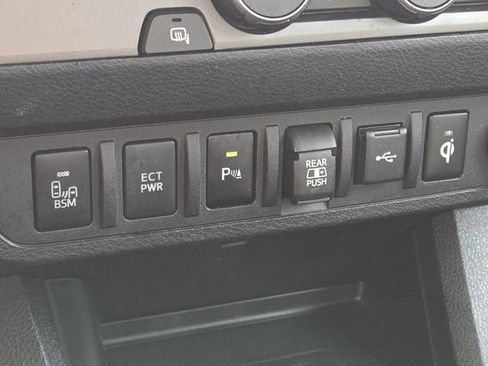 Used 2022 Toyota Tacoma TRD Sport w/ Technology Package RWD image 5