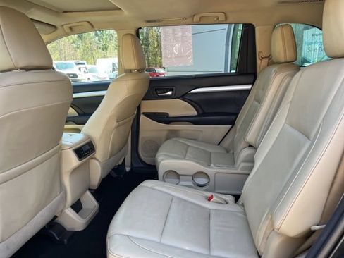 Used 2017 Toyota Highlander XLE FWD image 23