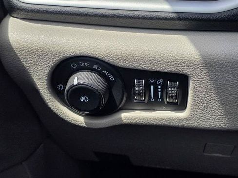 Certified 2024 Chrysler Pacifica Touring-L FWD image 33
