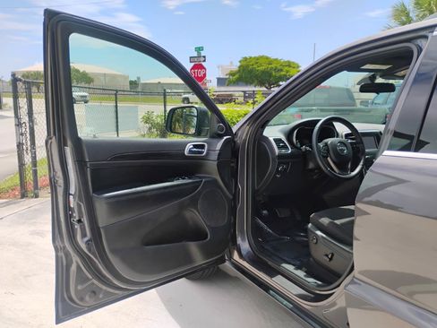 Used 2021 Jeep Grand Cherokee Laredo RWD image 31