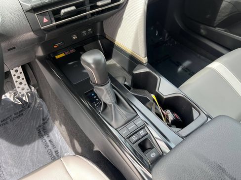 Used 2025 Toyota Camry SE AWD/4WD image 23