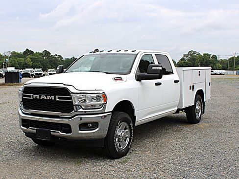 Used 2024 RAM 2500 Tradesman w/ Chrome Appearance Group AWD/4WD image 3