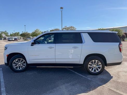 Used 2023 Chevrolet Suburban Premier RWD image 9