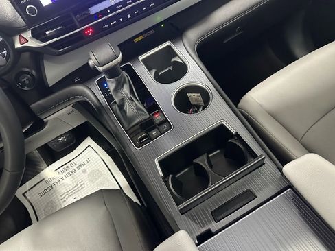 Used 2025 Toyota Sienna XLE image 41