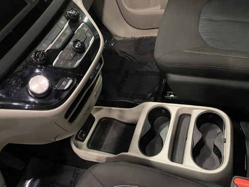 Used 2022 Chrysler Voyager LX FWD image 42