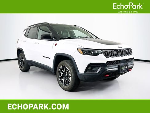 Used 2025 Jeep Compass Trailhawk AWD/4WD image 1