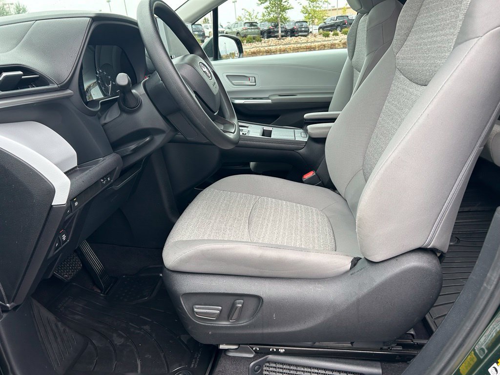 Used 2025 Toyota Sienna LE AWD/4WD image 24