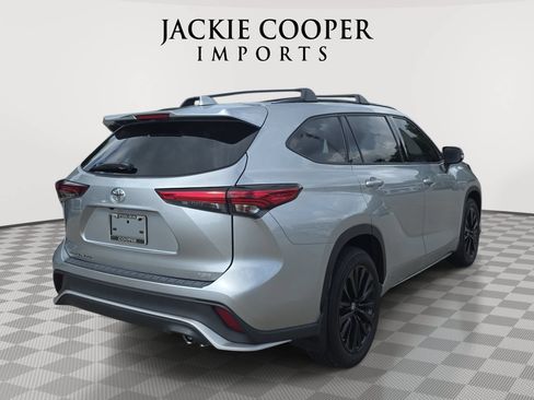 Used 2023 Toyota Highlander XSE FWD image 5