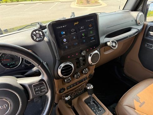 Used 2015 Jeep Wrangler Unlimited Rubicon w/ Dual Top Group AWD/4WD image 18