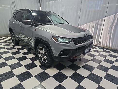 Used 2022 Jeep Compass Trailhawk image 3