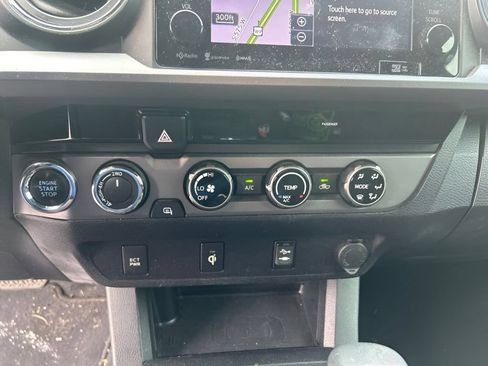 Used 2017 Toyota Tacoma TRD Off-Road w/ Tow Package (A/T) AWD/4WD image 24