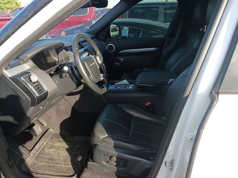 Used 2020 Land Rover Discovery Landmark image 3