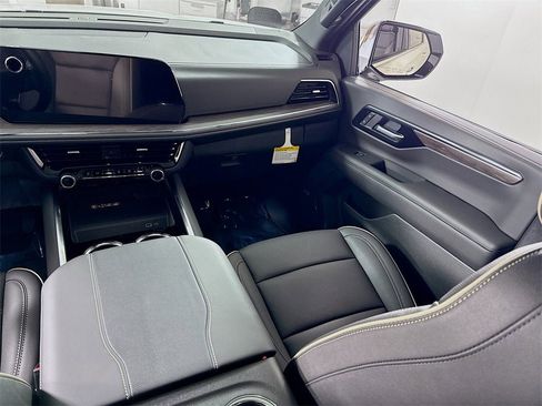 New 2025 Chevrolet Suburban Premier image 19