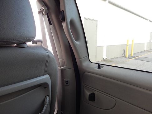 Used 2005 Chrysler Town & Country Touring w/ Luxury Group image 27