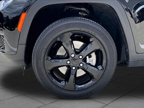 Used 2023 Jeep Grand Cherokee L Laredo RWD image 10