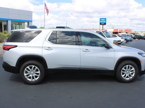 Used 2022 Chevrolet Traverse LS FWD image 10