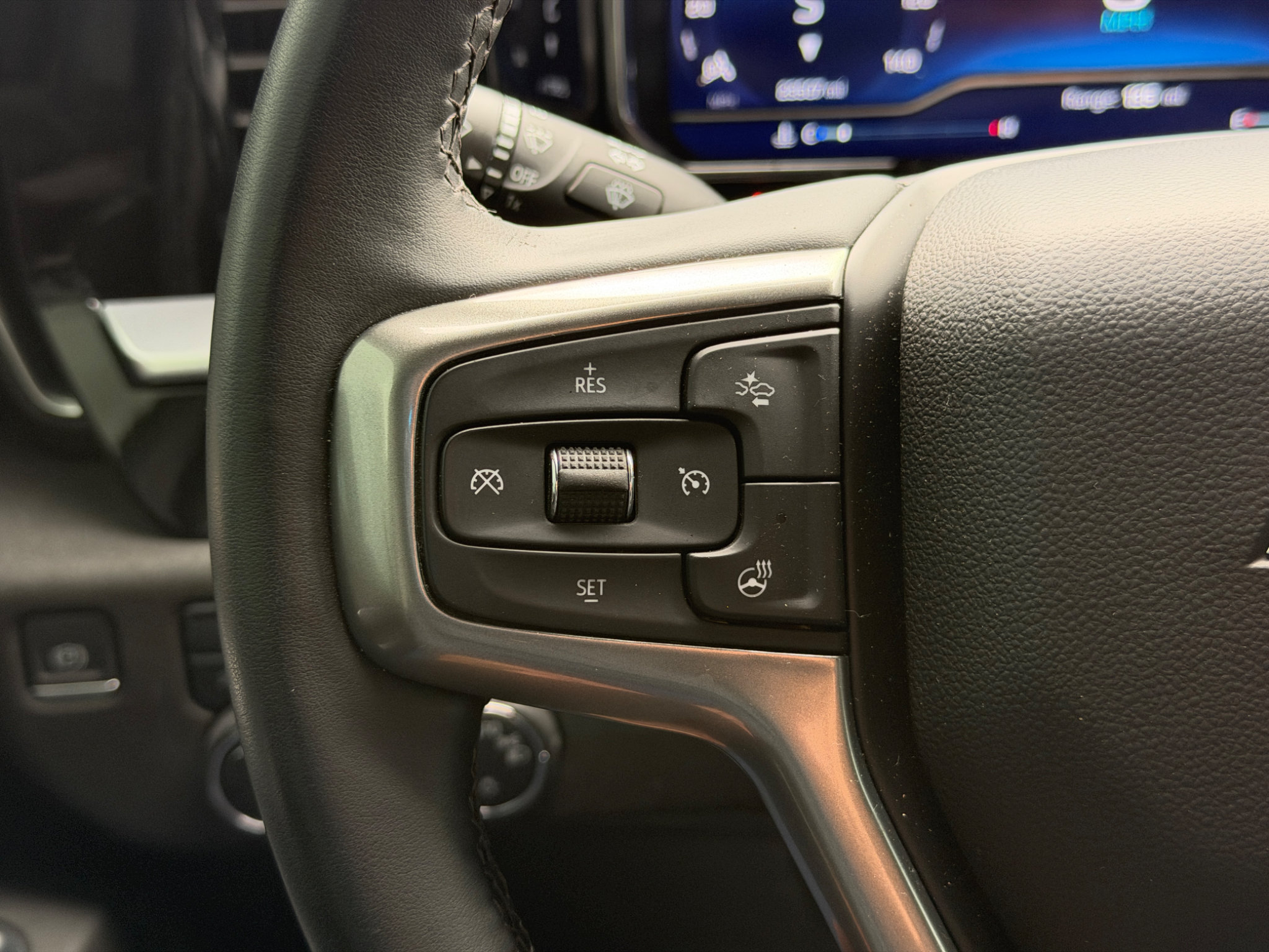 Used 2023 Chevrolet Silverado 1500 LT w/ Leather Package AWD/4WD image 9