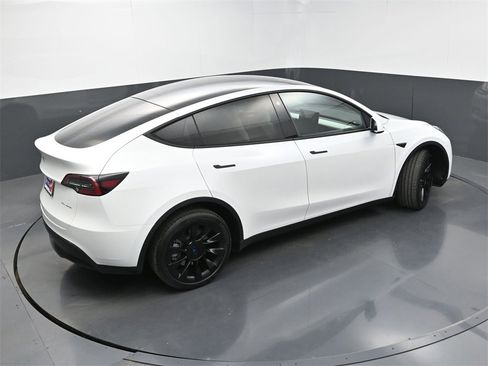 Used 2023 Tesla Model Y Long Range image 32