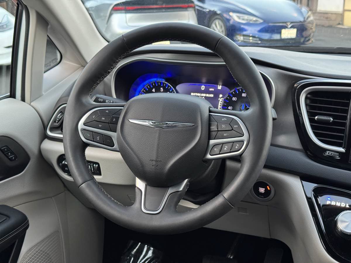 Used 2023 Chrysler Pacifica Touring-L FWD image 23