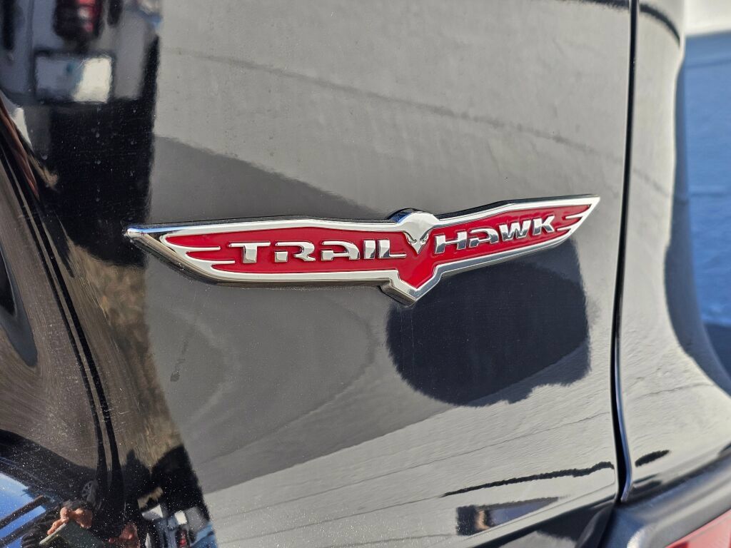 Used 2019 Jeep Cherokee Trailhawk AWD/4WD image 14