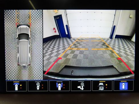 Used 2024 Chevrolet Suburban High Country image 16