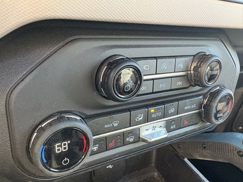 Used 2023 Ford Bronco Wildtrak image 14