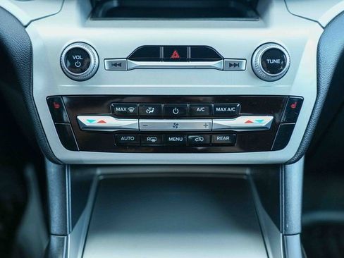 Used 2023 Ford Explorer XLT image 42