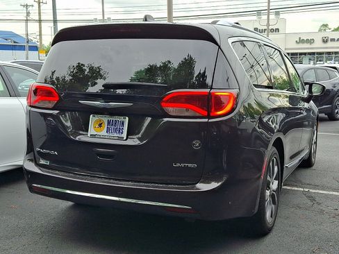 Used 2018 Chrysler Pacifica Limited w/ Tire & Wheel Group FWD image 4