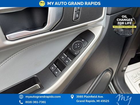 Used 2022 Ford Explorer XLT w/ Equipment Group 202A AWD/4WD image 11