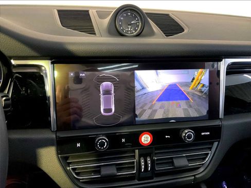 Certified 2025 Porsche Macan image 31