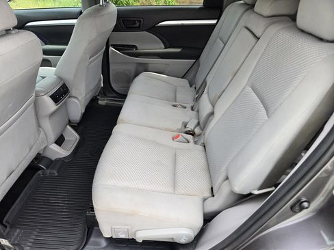 Used 2019 Toyota Highlander LE FWD image 17