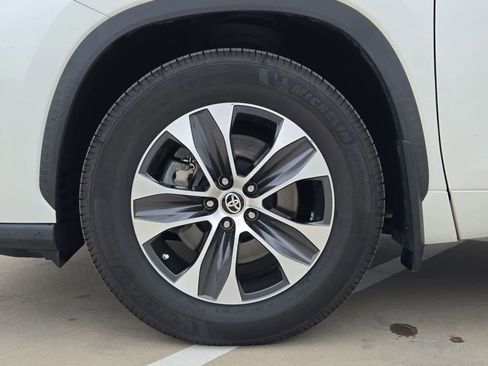 Used 2021 Toyota Highlander XLE FWD image 13