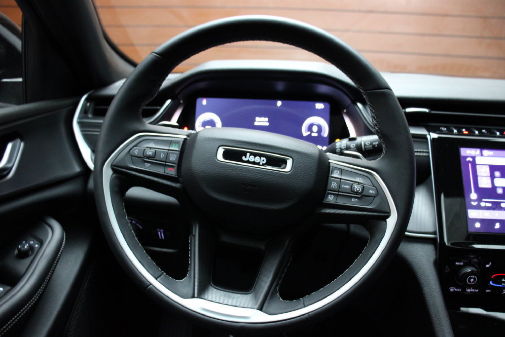 Used 2023 Jeep Grand Cherokee L Laredo RWD image 15
