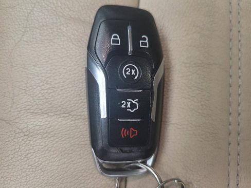Used 2015 Ford Fusion SE w/ Equipment Group 202A FWD image 32