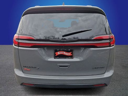 Used 2025 Chrysler Pacifica Limited FWD image 5